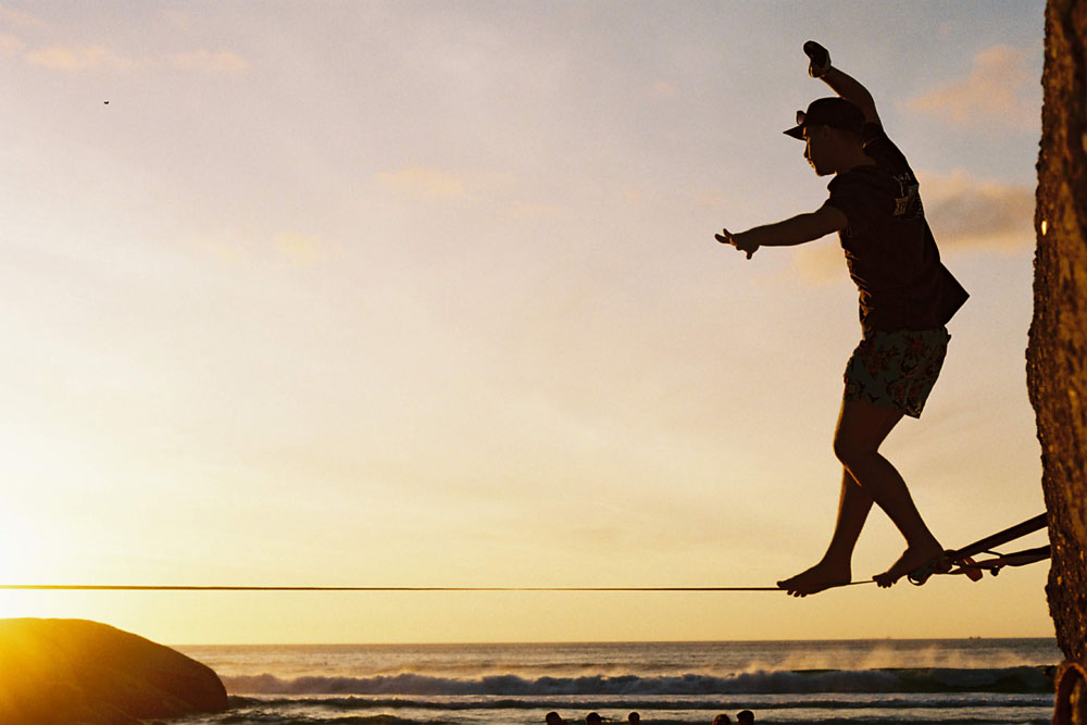 silhouete of slackliner in Cape Town