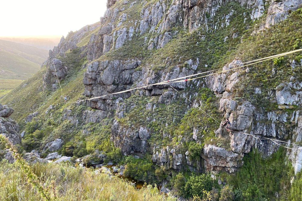 Two highliners walking above Witterivier